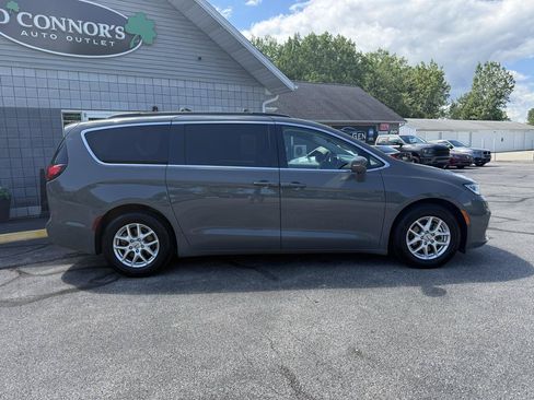 Used 2022 Chrysler Pacifica Touring-L w/ Uconnect Theater Family Group FWD image 2