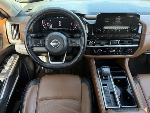 Used 2024 Nissan Pathfinder Platinum w/ Lighting Package (N93) FWD image 12