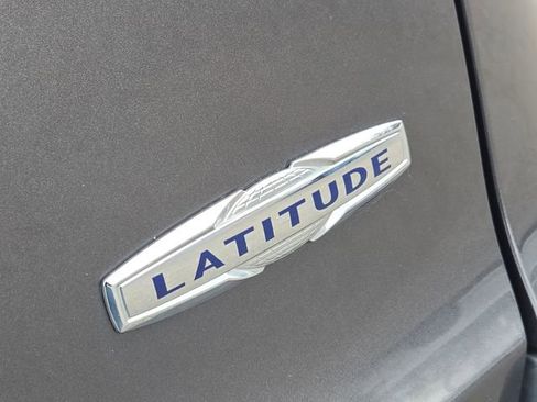 Used 2019 Jeep Cherokee Latitude Plus w/ Comfort/Convenience Group image 11