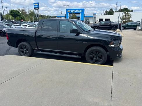 Used 2018 RAM 1500 Express w/ Black Ram 1500 Express Group AWD/4WD image 2
