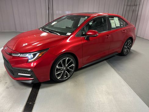 Used 2020 Toyota Corolla SE w/ SE Premium Package FWD image 3