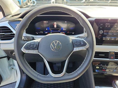 New 2025 Volkswagen Taos SE image 18