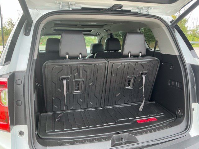 Used 2023 GMC Acadia SLT w/ Preferred Package FWD image 11