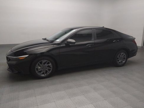 Used 2024 Hyundai Elantra SEL image 2