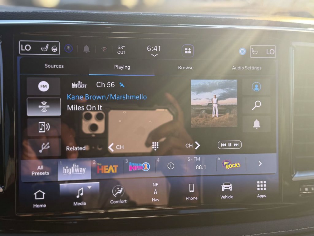 Used 2025 Chrysler Pacifica Limited FWD image 24