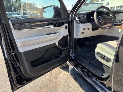 Used 2022 Jeep Wagoneer Series III w/ Flexible Seating Group image 9