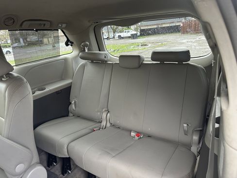 Used 2015 Toyota Sienna XLE w/ XLE Navigation Package image 17