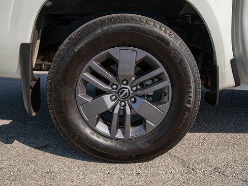 Used 2025 Nissan Frontier SV w/ SV Convenience Package image 9