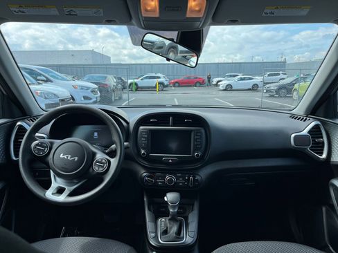 Used 2025 Kia Soul LX w/ LX Technology Package FWD image 31