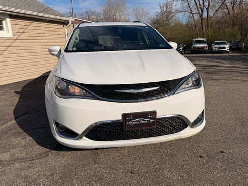 Used 2018 Chrysler Pacifica Touring-L w/ Tire & Wheel Group image 11