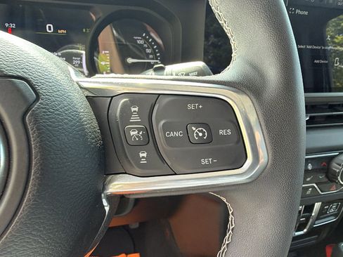 Used 2025 Jeep Wrangler Unlimited Sahara AWD/4WD image 28