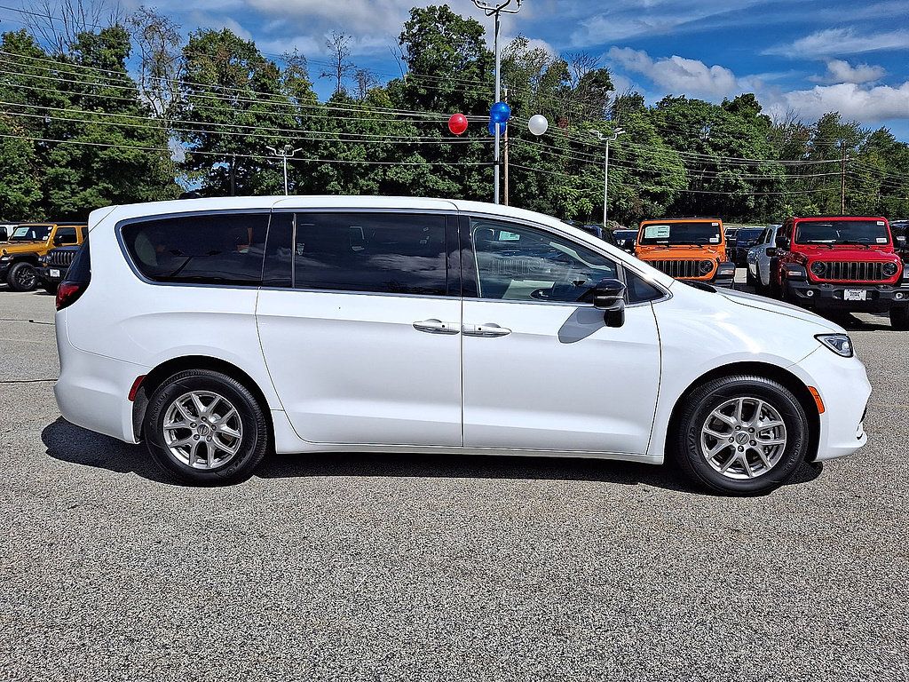 Used 2024 Chrysler Pacifica Touring-L FWD image 26