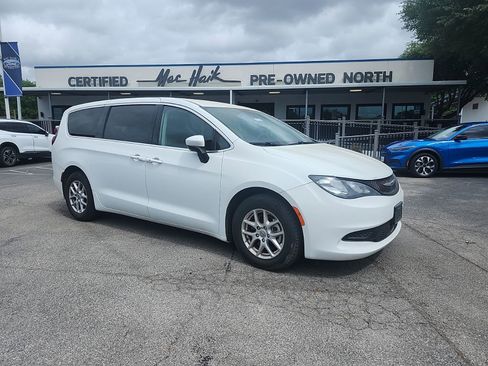 Used 2023 Chrysler Voyager LX image 1