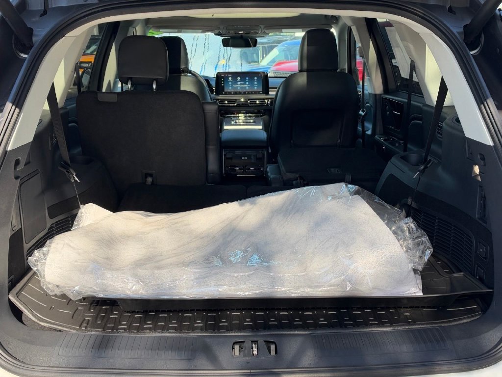 New 2027 Lincoln Aviator AWD image 6