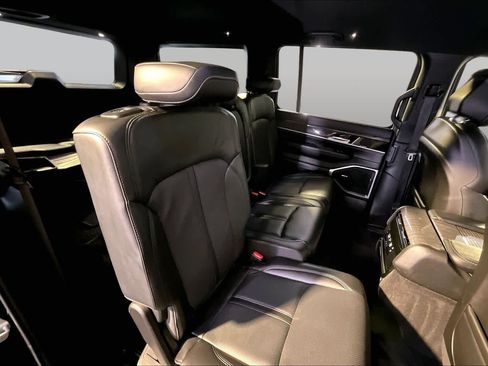 Used 2022 Jeep Wagoneer Series II AWD/4WD image 19