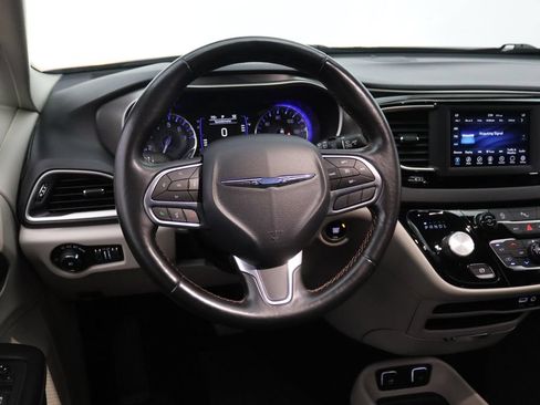 Used 2020 Chrysler Pacifica Touring-L FWD image 13