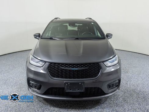 Used 2021 Chrysler Pacifica Limited w/ Uconnect Theater Family Group FWD image 2