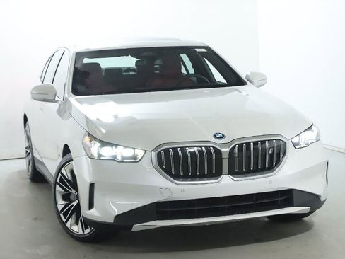 Used 2025 BMW i5 xDrive40 w/ Premium Package image 2