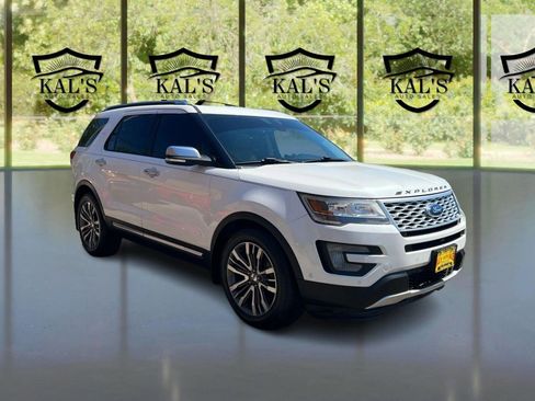 Used 2017 Ford Explorer Platinum AWD/4WD image 3