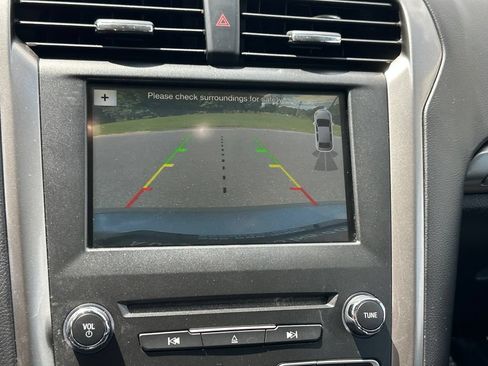 Used 2018 Ford Fusion SE w/ Fusion SE Technology Package FWD image 5