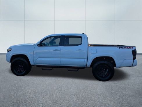 Used 2017 Toyota Tacoma TRD Sport image 6