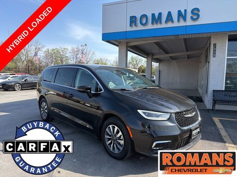 Used 2024 Chrysler Pacifica Limited FWD image 1