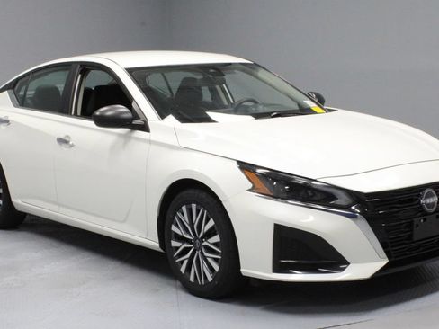 Certified 2024 Nissan Altima 2.5 SV FWD image 1