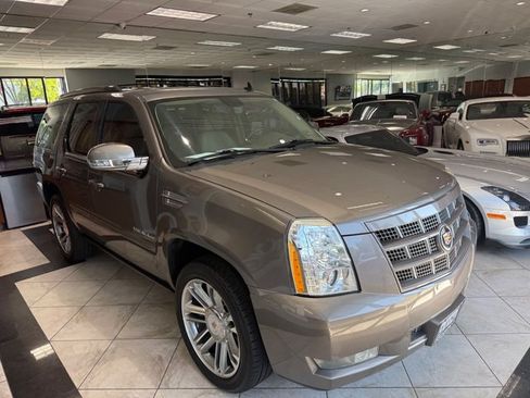 Used 2013 Cadillac Escalade Premium RWD image 3