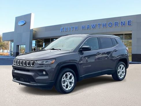 Used 2024 Jeep Compass Latitude AWD/4WD image 3