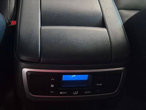 Used 2019 Toyota Highlander Limited FWD image 17