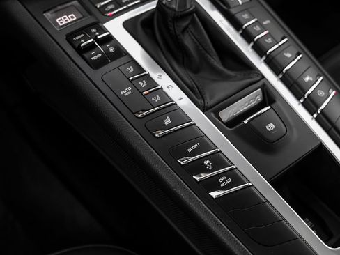 Used 2020 Porsche Macan Base image 22