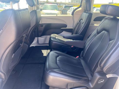 Used 2023 Chrysler Pacifica Touring-L image 25