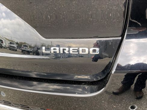 Used 2023 Jeep Grand Cherokee Laredo AWD/4WD image 27