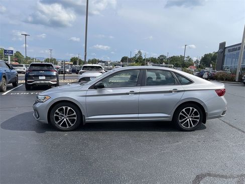 Used 2023 Volkswagen Jetta Sport image 3
