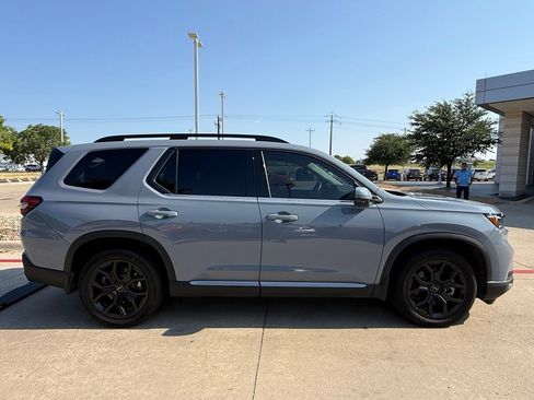 Used 2025 Honda Pilot Touring image 7