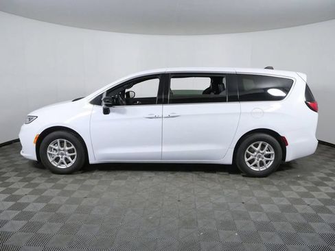 Used 2025 Chrysler Pacifica Select FWD image 6