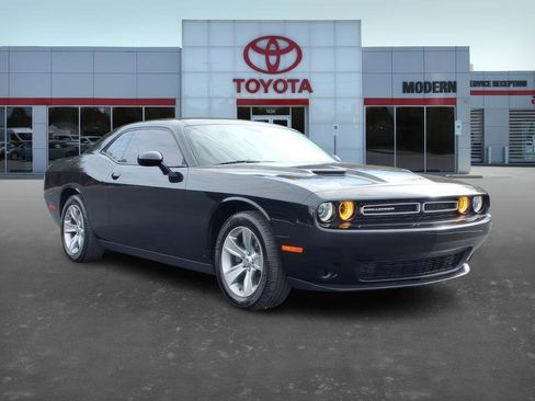 Used 2021 Dodge Challenger SXT image 8