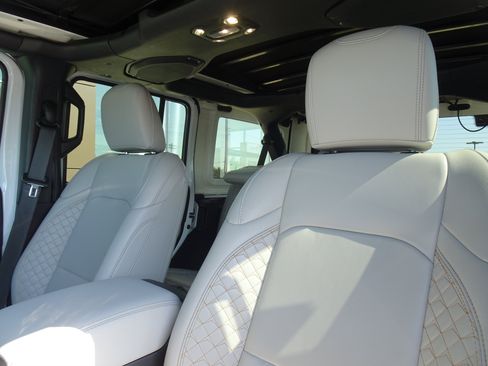 Used 2023 Jeep Wrangler Unlimited Sahara AWD/4WD image 10