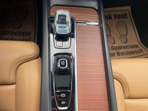 Certified 2023 Volvo XC60 B5 Ultimate w/ Climate Package image 36