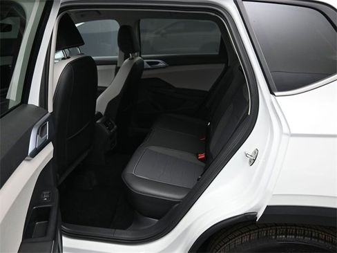 Certified 2025 Volkswagen Taos SE image 27