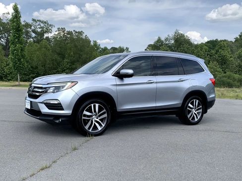 Used 2017 Honda Pilot Touring image 3