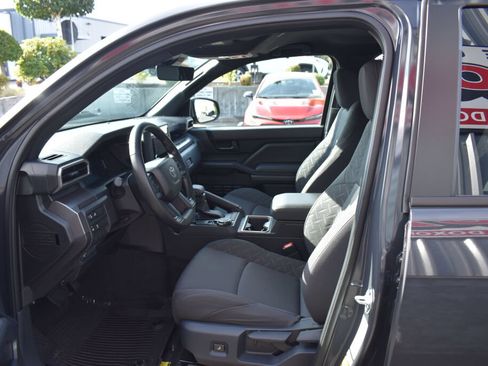 Certified 2025 Toyota Tacoma SR5 AWD/4WD image 18