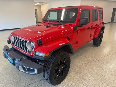 Used 2025 Jeep Wrangler Unlimited Sahara w/ Safety Group AWD/4WD image 4