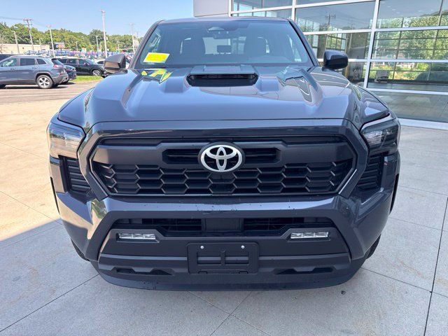 Used 2025 Toyota Tacoma TRD Sport AWD/4WD image 2