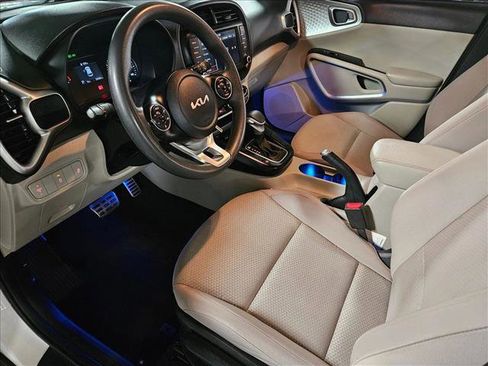 Used 2022 Kia Soul LX image 10