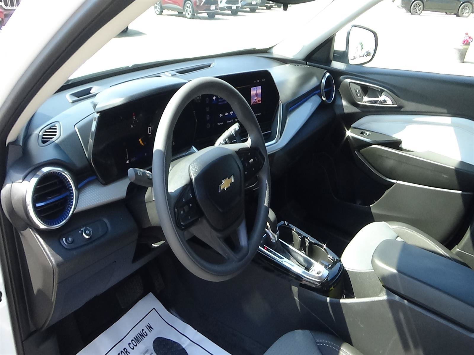 Used 2025 Chevrolet Trax LT FWD image 16