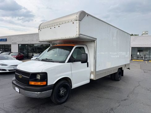 Used 2017 Chevrolet Express 4500 Extended RWD image 1