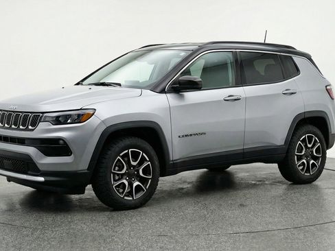 Used 2025 Jeep Compass Trailhawk AWD/4WD image 3