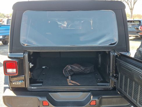 Used 2024 Jeep Wrangler Unlimited image 18