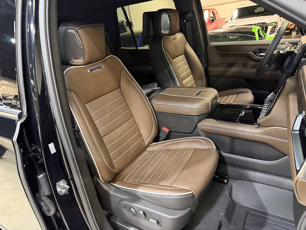 Used 2026 GMC Yukon Denali Ultimate w/ LPO, Floor Liner Package AWD/4WD image 32